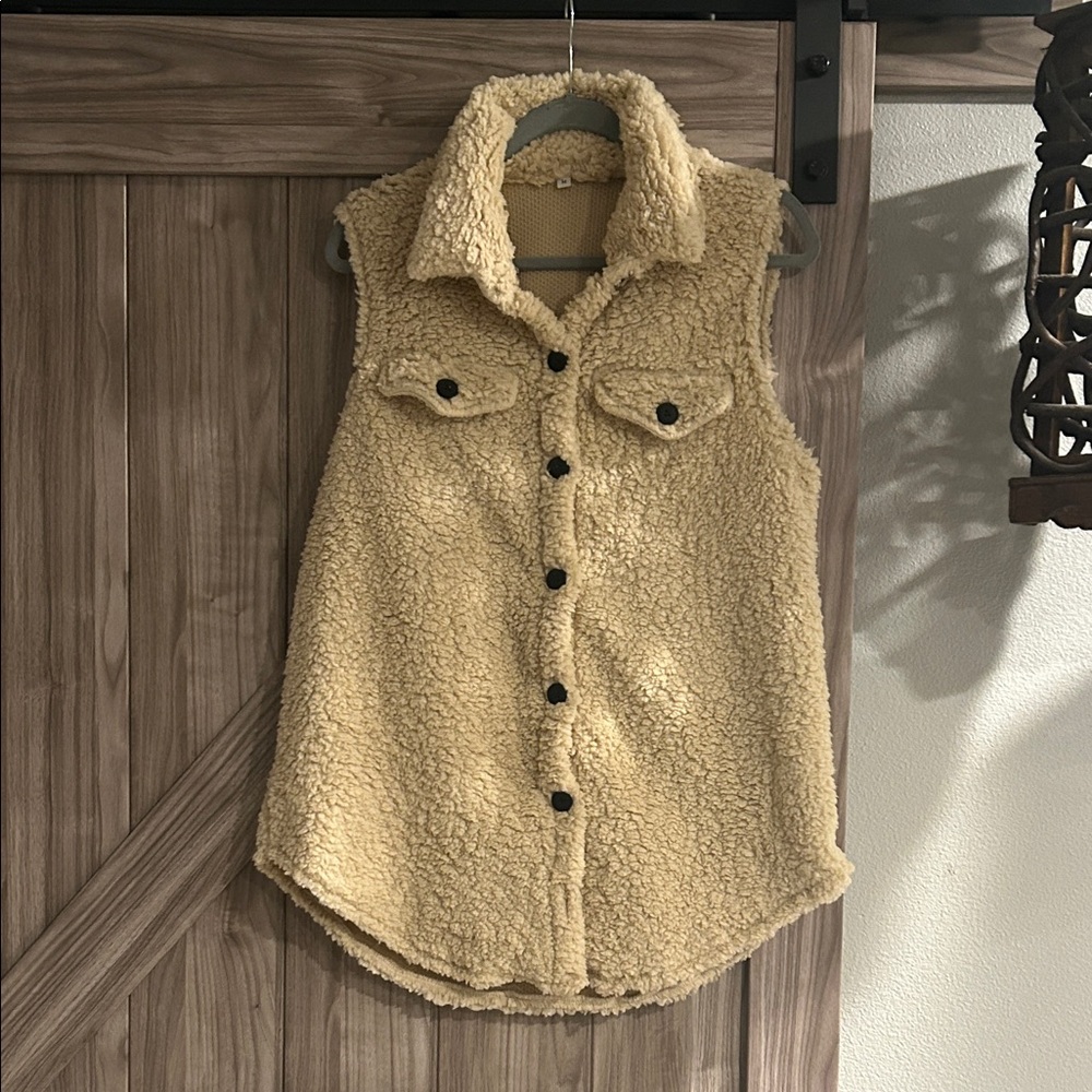 NWOT Sherpa Vest with Black Buttons Size M